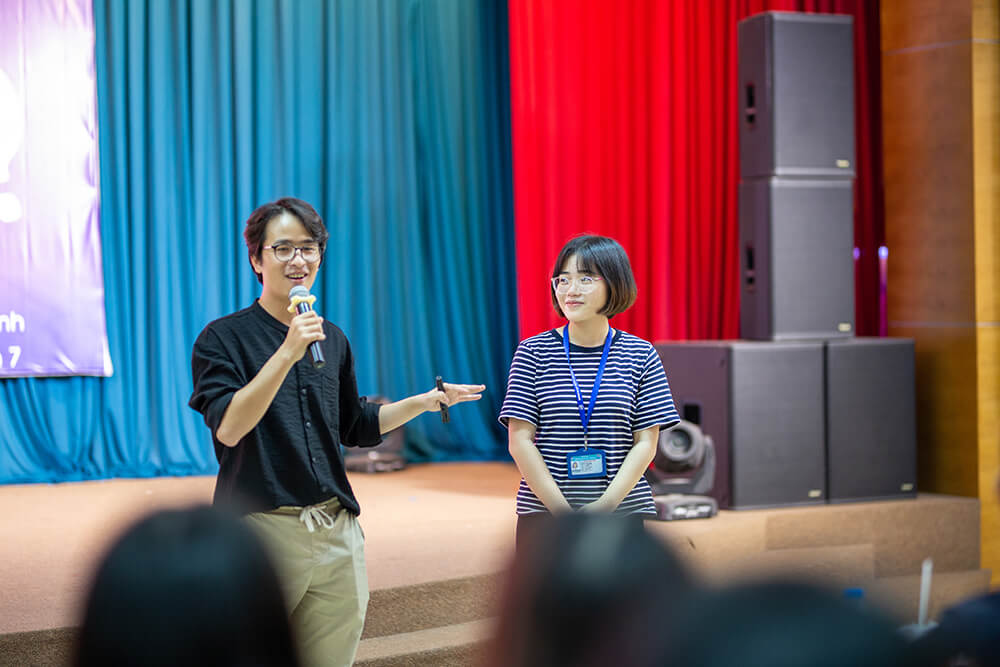 Leeta cùng sinh viên ĐH Tài Chính – Marketing