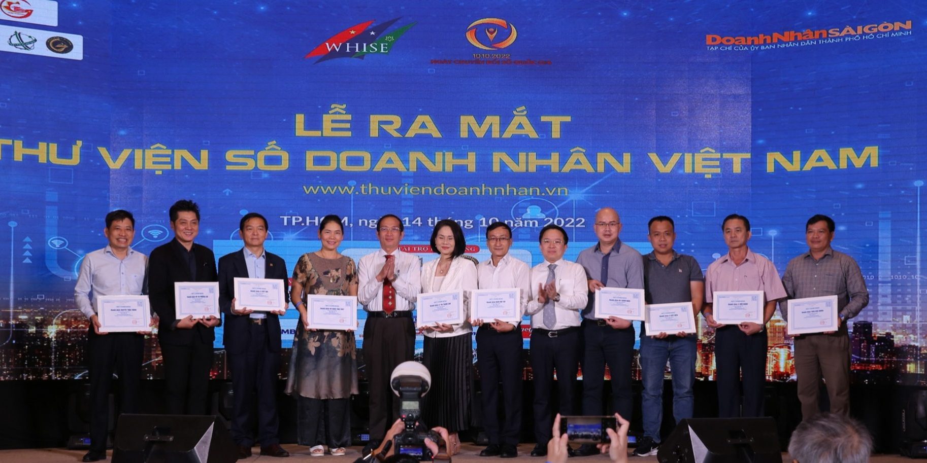 Các doanh nhân đầu tiên nhận Giấy chứng nhận sở hữu tài khoản Thư viện Doanh nhân Việt Nam