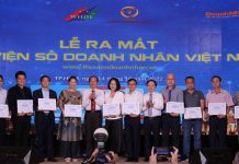 Các doanh nhân đầu tiên nhận Giấy chứng nhận sở hữu tài khoản Thư viện Doanh nhân Việt Nam